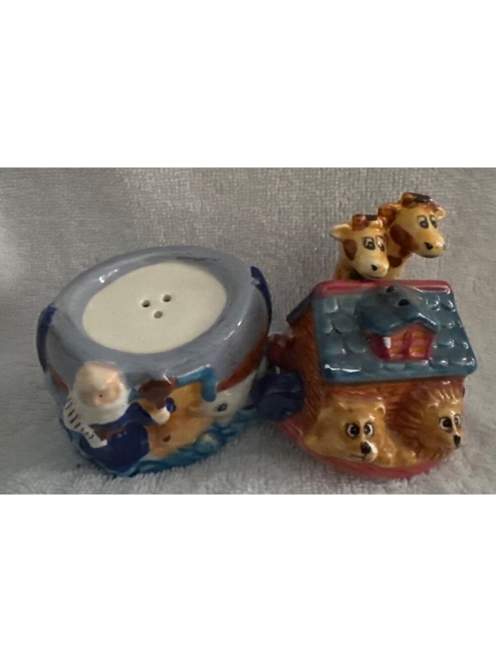 Novelty Salt & Pepper Shakers with Damage Giraffe loses her head